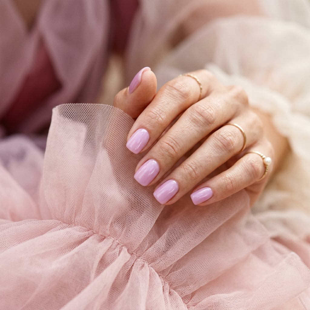 Pembe tül üzerinde lila pembe jöle ojeli kısa tırnaklar